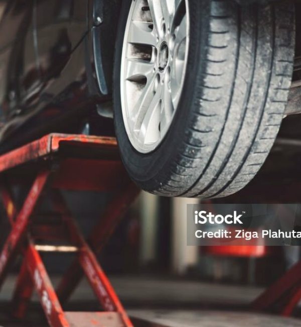 Car lifting in a vulcaniser shop